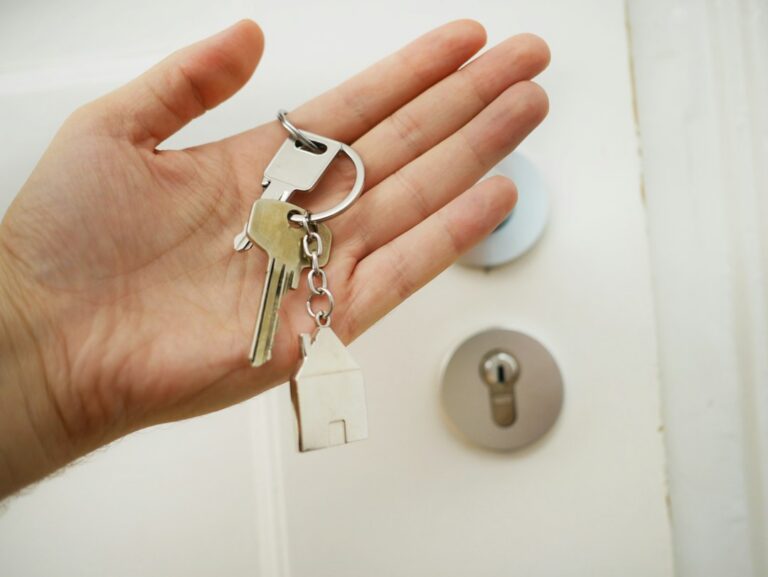 House key and paperwork illustrating a home buyer contingency decision